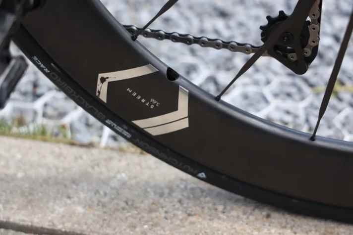 The wheels are from the German brand Newmen and come with carbon spokes. The valve is aerodynamically embedded in the rim and is filled with an extension, the hole is taped before the start
