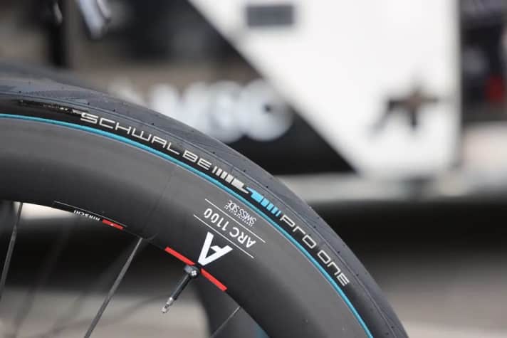 Zum Vergleich der "normale" Pro One für trockene Bedingungen, den das Team normalerweise fährt