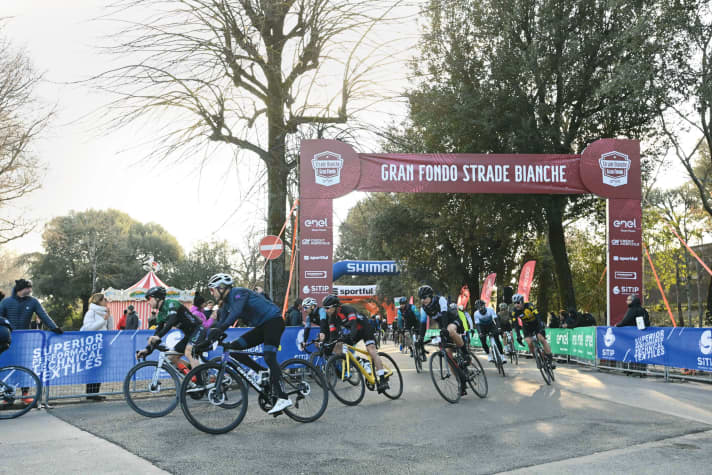 6500 participants started the day after the professionals in the "Everyman" race on gravel roads.
