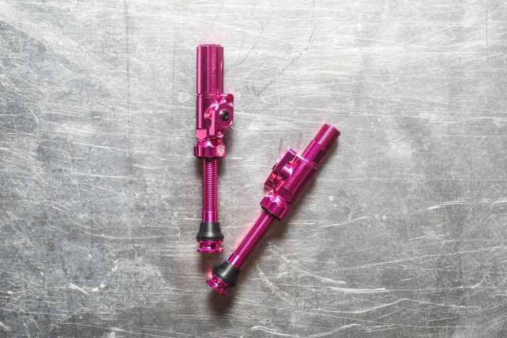 Maximum air flow and no clogging - only the weight of the Muc-Off valve has to be compromised.