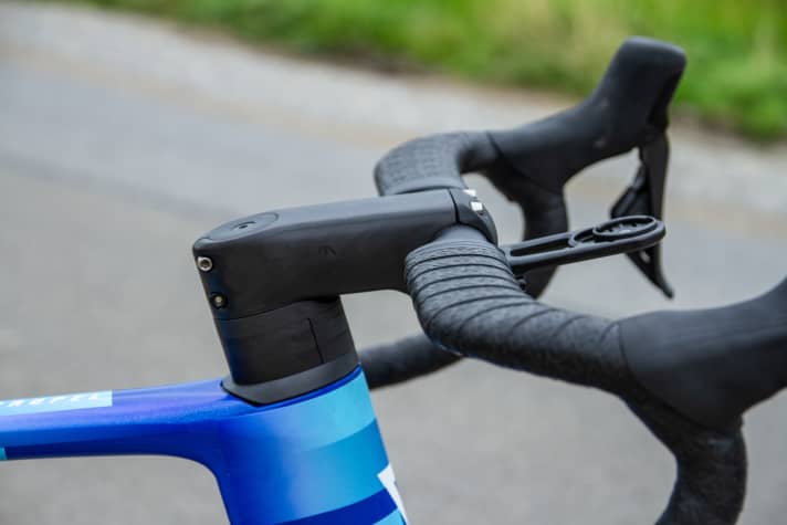 Two-piece and easily customisable: the stem on the new Giant Propel cockpit can be adjusted in height without having to dismantle the front.