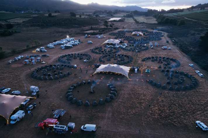 Like the Roman camps in Asterix: catering, field showers and service were top-notch, but the riders had to take care of everything themselves. Support teams were not allowed into the desert.