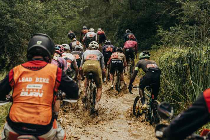 Perhaps the most exciting experience for some professionals: after the muddy stages, they had to wash their own clothes in the field shower. Support teams were not allowed to join in.