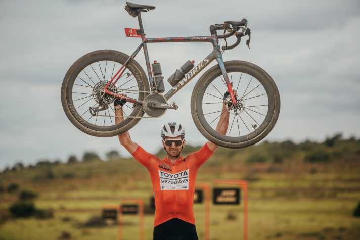 L'expérience du tout-terrain : Matthew Beers a remporté la première Gravel Burn devant le professionnel de la route Simon Pellaud.