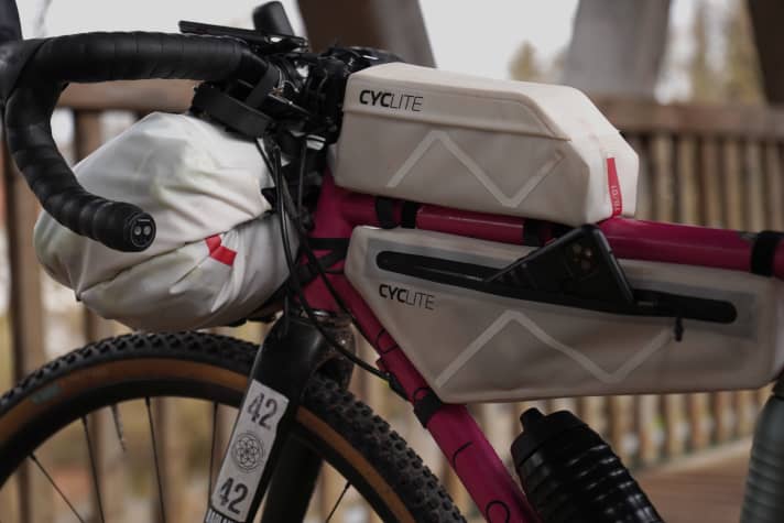 In addition to the frame bag, there is even space for two bottles in the frame triangle. Of course, this varies from bike to bike.