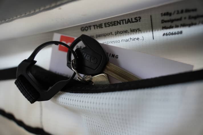 Have you got everything you need? Even the espresso machine? Asks the bag and invites you to smile.