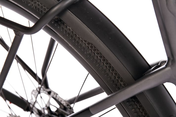 Des garde-boue fixes, comme ici sur le Cube Nuroad Race FE, permettent aux vélos de route sportifs de résister aux intempéries.
