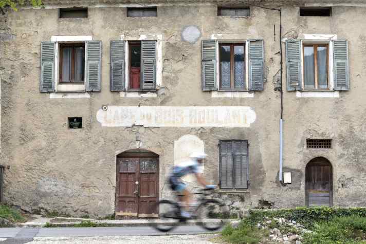 Time travel in the hinterland