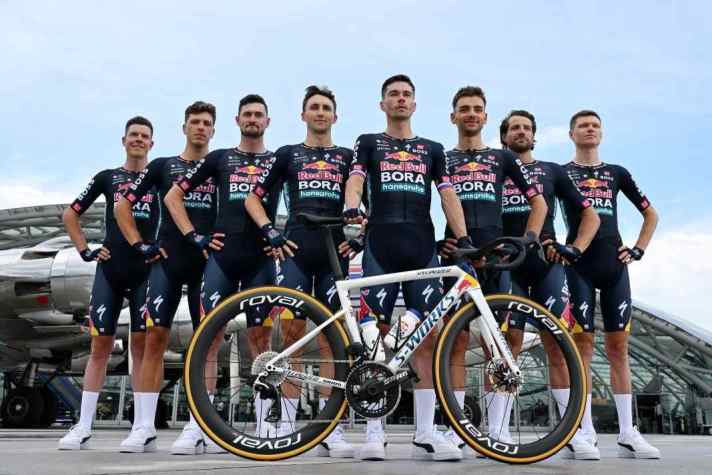 La sélection du Tour de France de Red Bull-Bora-Hansgrohe (de gauche à droite) : Bob Jungels, Danny van Poppel, Nico Denz, Jai Hindley, Primoz Roglic, Matteo Sobrero, Marco Haller, Aleksandr Vlasov