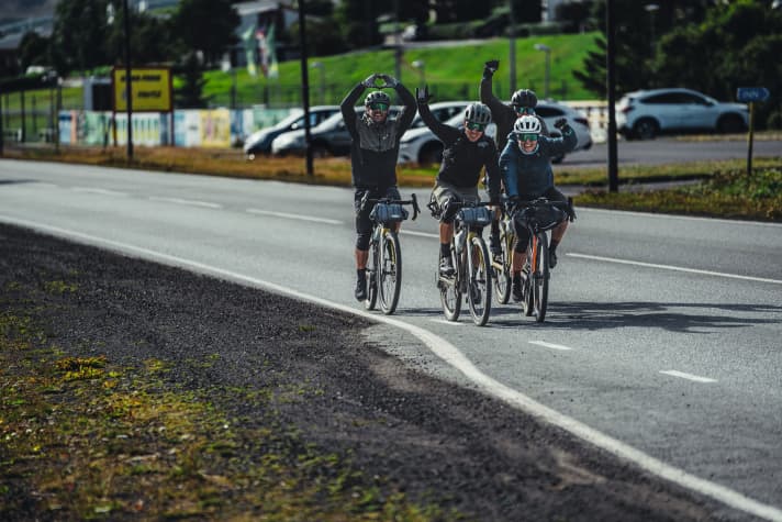 Iceland by gravel bike - After eight eventful days, the four friends (the fifth has to take the photo) reach Ísafjörður