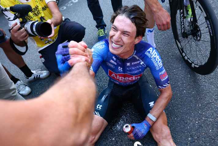 Jasper Phlipsen feiert seinen Sieg auf der 17. Etappe der diesjährigen Tour de France in Voiron