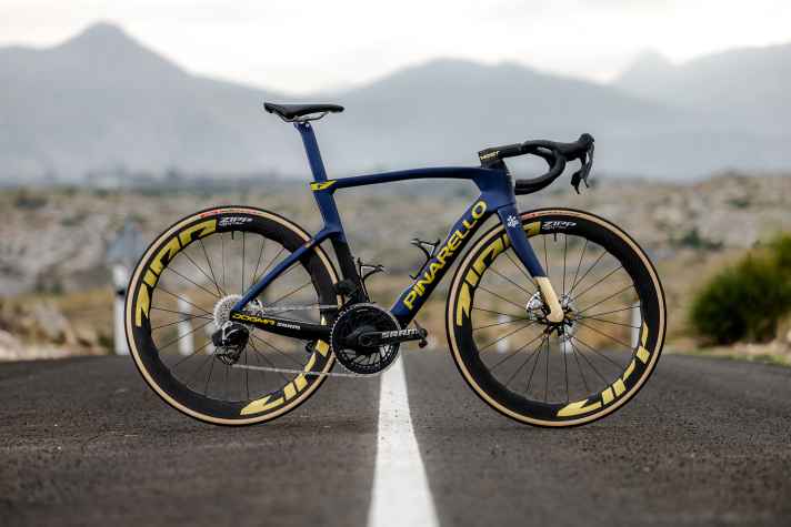 Beaucoup de bling-bling : le Pinarello Dogma F très voyant de la Q 36.5 Pro Cycling Team