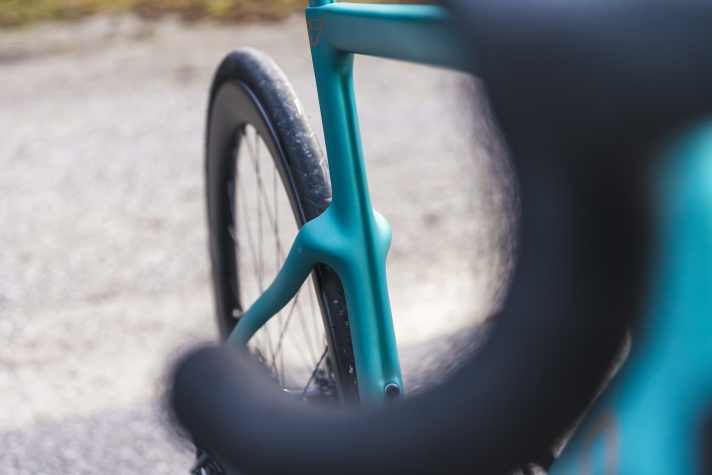Incontestablement Pinarello : le cadre du F reprend de nombreux éléments du coureur professionnel Dogma