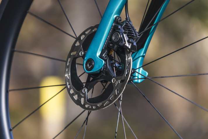 Selbst die Fähnchen an den Ausfallenden wurden vom Top-Modell Dogma übernommen