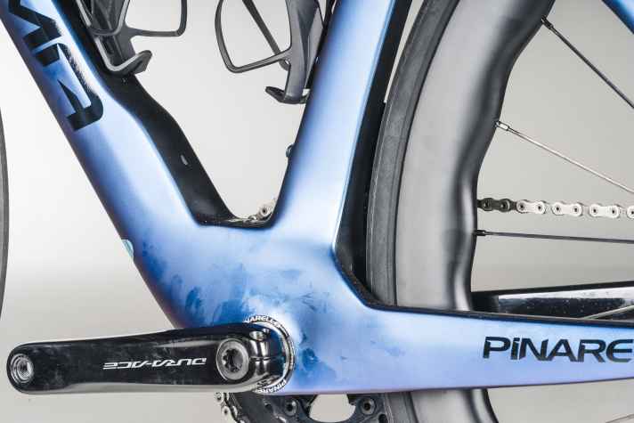Le pédalier volumineux tient ses promesses : le Dogma compte parmi les vélos les plus puissants du test.