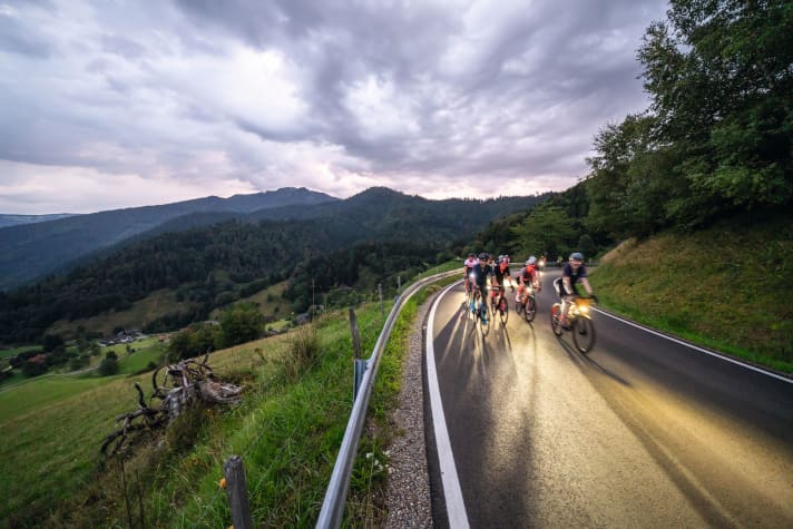 Gute Laune beim Start von Schwarzwald Super - Wetter, passt!