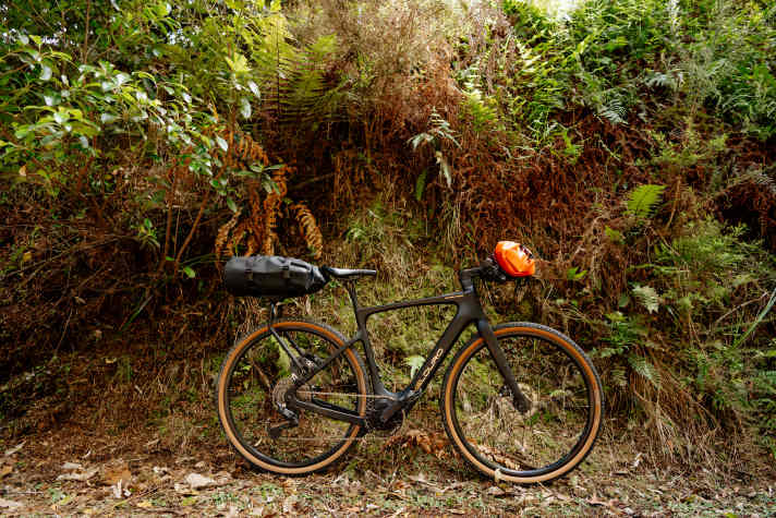 Das Velduro Phantom S (5299 Euro) soll mit Flatbar vor allem für den Pendel- und Bikepacking-Einsatz taugen.