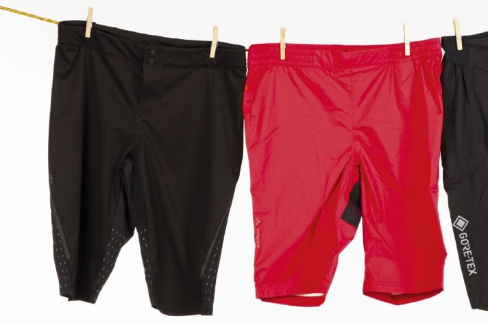 À gauche, le pantalon de pluie Craft, à droite pour le short de pluie pour vélo de Vaude, qui existe aussi en noir.