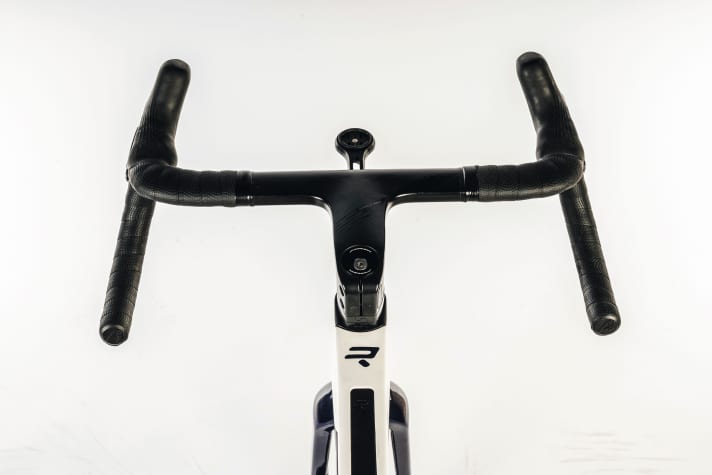 Ridley: The one-piece cockpit with flared handlebar ends provides a safe riding experience