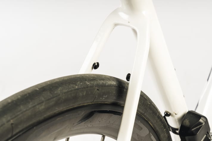 Tyres up to 38 millimetres wide fit through the frame and fork. Mudguards can also be fitted