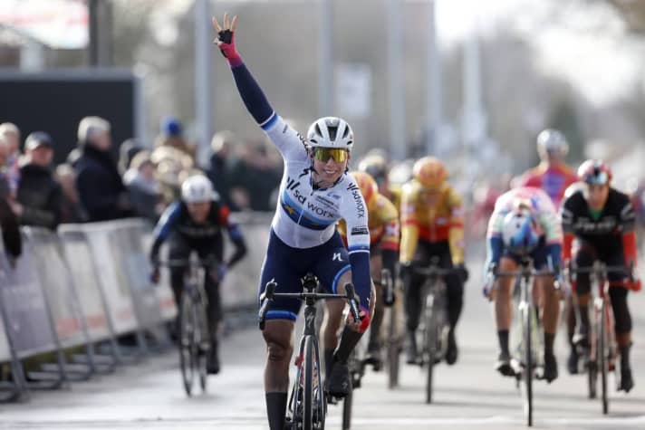 Sieg mit drei erhobenen Fingern: Nach 2021 und 2022 gewann Lorena Wiebes auch 2023 das Eintagesrennen Ronde van Drenthe