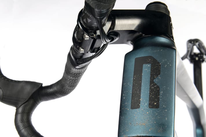 The head tube is voluminous in the wind, the cables run in the stem