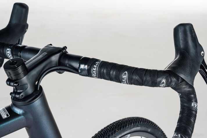 An incorrectly combined part can render the entire bike unusable. The handlebar bracket is a disaster in all three positions.
a catastrophe in all three positions. The Rondo Ruut Al 1 would also look better with thicker tyres.