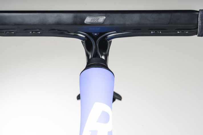 Smarte Lösung: Die Leitungen sind von unten in den Lenker geclipst, so lässt sich die Einheit leichter tauschen.