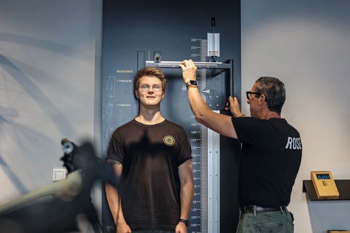 Fachgerechte Anleitung: Viele Fragen – wie die nach der passenden Rahmengröße – lassen sich im Rose-Store vor der Bestellung beantworten.