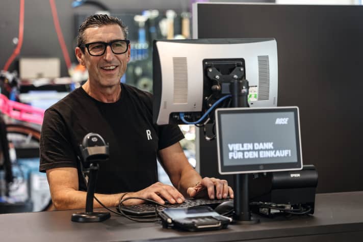 "De nombreux clients apprécient de pouvoir venir chercher leur vélo chez nous en personne". ~ Raul Pavlicek, Rose-Store Munich.
