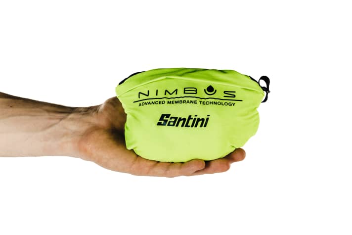 Die Jacken von Santini und Sportful lassen sich klein zusammenrollen