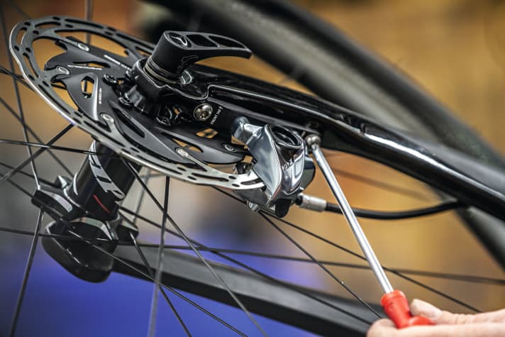 Der Bremssattel wird mit den Befestigungsschrauben justiert – ganz einfach: Schrauben lösen, Bremshebel ziehen, Schrauben behutsam und wechselweise festziehen.