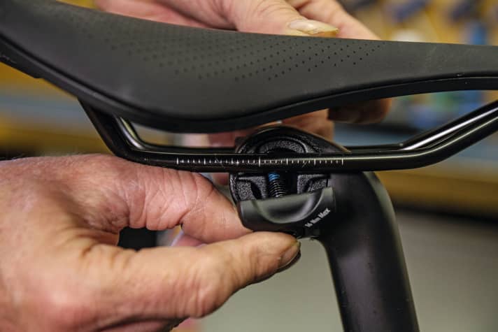 Um Geräusche des Sattelgestells auszuschließen, kann man Carbon-Rails auch mit Montagepaste schmieren. 