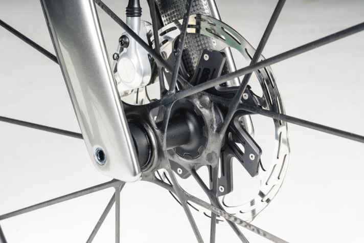 High-end technology at its best: the Syncros wheels, baked in one piece, are unrivalled in their lightness.