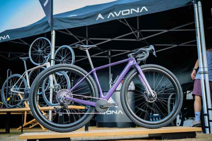 L'Avona Callis a été dévoilé pour la première fois au Sea Otter. Son lancement officiel est prévu en octobre. Il a déjà remporté une victoire en course.