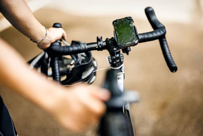 TOUR Transalp - Because he doesn't have a bike speedometer, Julian has attached his mobile phone to the handlebars. The Komoot app shows the route