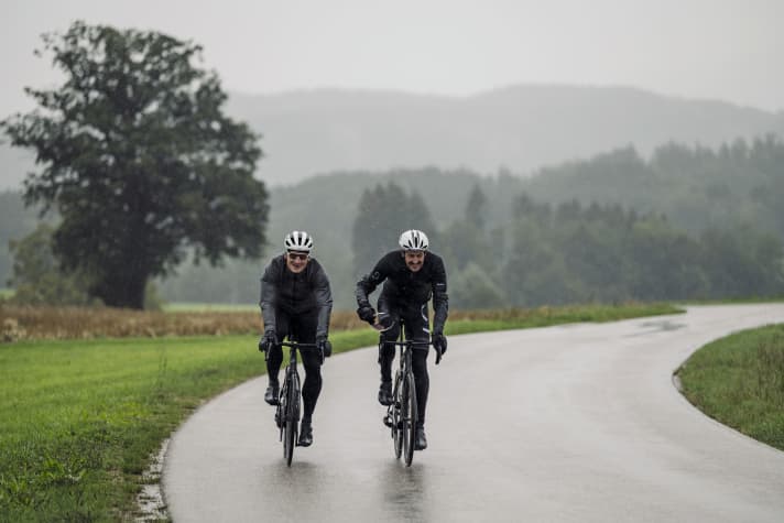 Wasserschlacht! Durch Pfützen und im Dauerregen gehen die Ex-Profis André Greipel (links) und Marcus Burghardt auf die Strecke durch Oberbayern