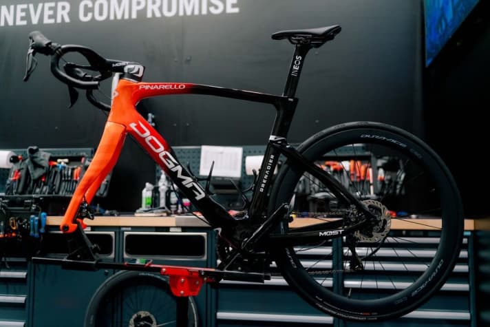 The design of the new Ineos bike is based on the new jersey colours.