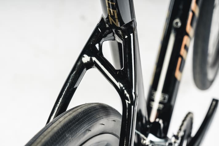 Schräges Ding: Die Querstrebe am Hinterbau ist diagonal mit den Sitzstreben verschweißt. Funktion? Keine!