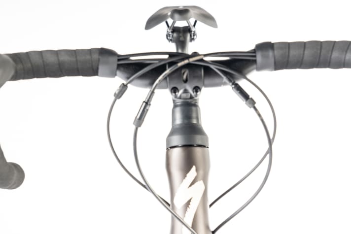 Le guidon coudé vers le haut du Roubaix Sport