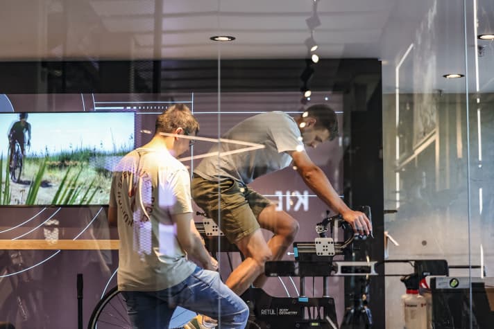 Un service professionnel : les vélos sont montés ou réparés dans six ateliers et deux postes de premiers secours.