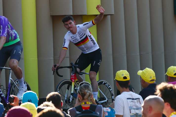 Felix Engelhardt (Team Jayco AlUla) rollt zur Teampräsentation der Tour de France in Barcelona.