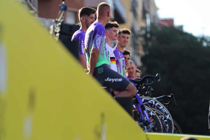 Das Team Jayco AlUla bei der Teampräsentation der Tour de France in Barcelona.