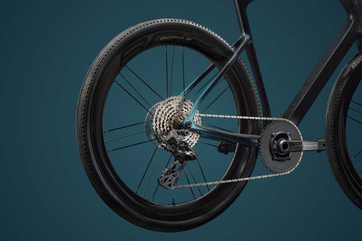 La roue grise Bora X avec le motif à rayons typique de G3