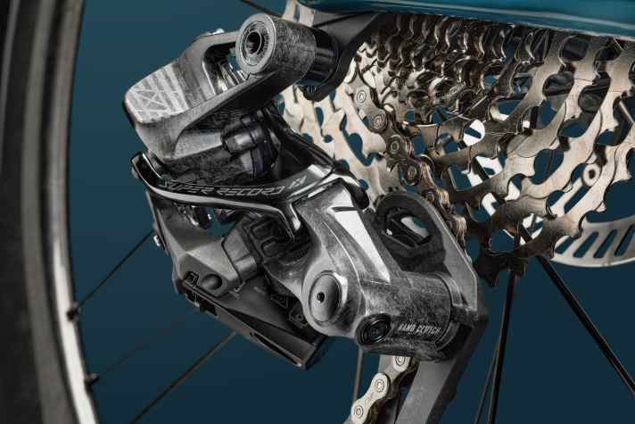 The gravel rear derailleur has a so-called Nano Clutch, which is designed to keep the chain tension constant