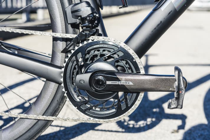 Der Kurbelstern mit integrierten Kettenblättern verbessert das Schaltverhalten und spart Gewicht. Auch der Sensor für die Leistungsmessung ist in der Sram Force AXS fest verklebt; Für Einfach-Antriebe gibt es einen Powermeter in der Kurbelachse