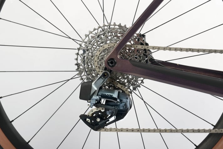 Douze vitesses en ligne, changées par simple pression sur un bouton : Les transmissions 1x12, faciles à utiliser, sont très appréciées sur les vélos de gravel.
