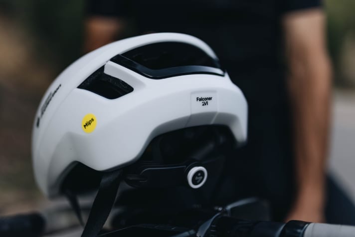 Das Verstellsystem lässt sich einfach während der Fahrt bedienen und die neue Konstruktion bietet Platz für lange Haare oder Zopf