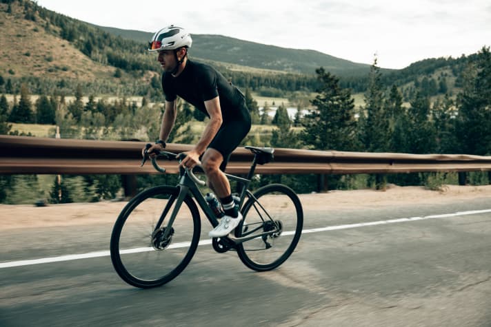 Brillen lassen sich in den Lüftungslöchern verstauen, wenn sie gerade nicht vor den Augen benötigt werden.