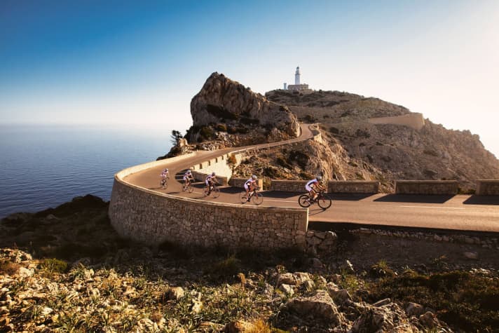 It's most fun in a group! At the TOUR training camps, you will train hard, but at the end you will have an unforgettable road bike experience.